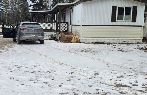 Hinton Casa | Your adventure starts here!Cozy home,near the rockies! Sleeps 10.
