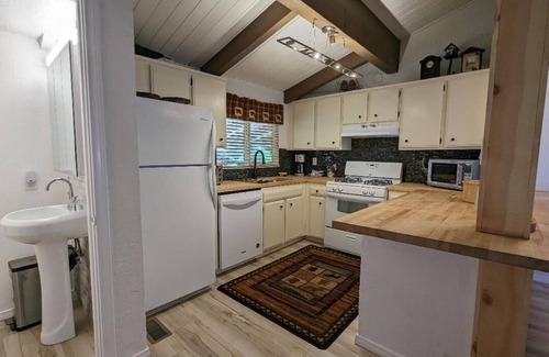 Big Bear Lake Casa | Your All-Season Chalet Basecamp – A/C + Unmatched Location!