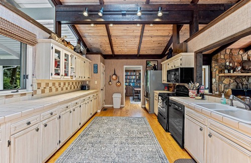 Lake Toxaway Casa | Tus vacaciones en Blue Ridge te esperan en esta lujosa casa frente al lago.