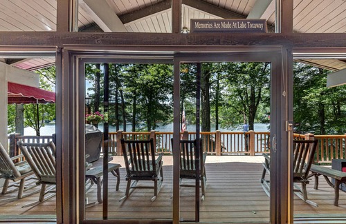 Lake Toxaway Casa | Tus vacaciones en Blue Ridge te esperan en esta lujosa casa frente al lago.