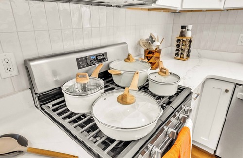 Brookfield Casa | Sleep10 + Brew Bar + Game RM + Walk2Train to CHI + Pets + 1 MI to Brookfield Zoo