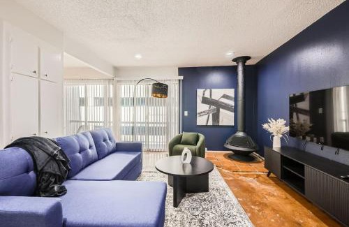 Bouldin Apartamento | Your Comfy King Suite Getaway - Sleeps 4 - Pool, Prkg
