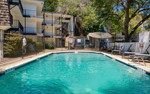 Bouldin Apartamento | Your Comfy King Suite Getaway - Sleeps 4 - Pool, Prkg