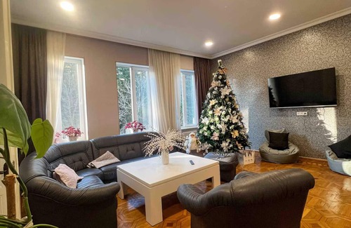 Kutaisi Apartamento | Your Cozy 4-Bedroom Stay at Villa on the Hill in Kutaisi