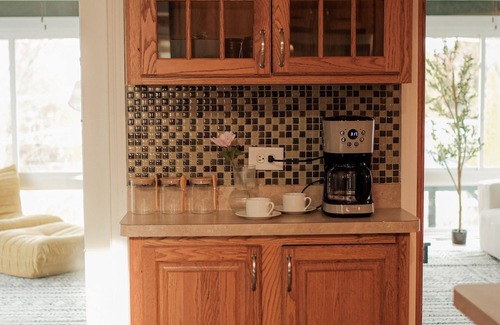 Streamwood Casa | Your Cozy Getaway with Sunroom & Gaming Room