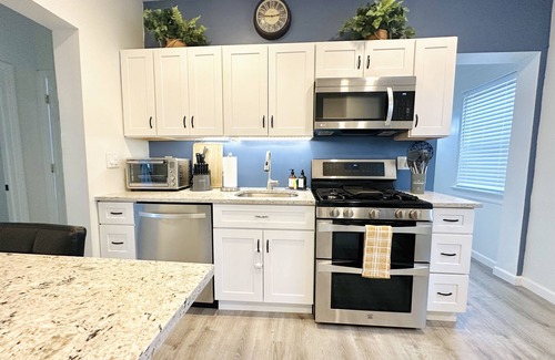 New Rochelle Apartamento | Your Family Friendly Home with Large Backyard & Onsite Parking
