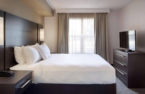 Raisin Hotel | Your Fresno Escape! 2 Modern Units, Full Kitchen, Outdoor Pool, Pets Allowed!