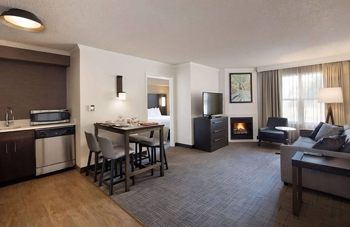 Raisin Hotel | Your Fresno Escape! 2 Modern Units, Full Kitchen, Outdoor Pool, Pets Allowed!
