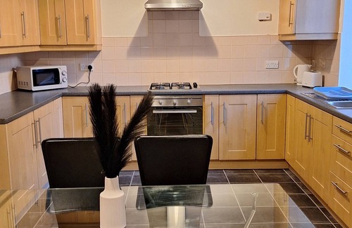 Gateshead Casa | Your Home Away From Home: A Spacious Gateshead Retreat for a Grand Getaway.