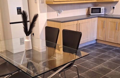 Gateshead Casa | Your Home Away From Home: A Spacious Gateshead Retreat for a Grand Getaway.