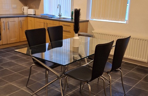 Gateshead Casa | Your Home Away From Home: A Spacious Gateshead Retreat for a Grand Getaway.