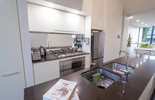 Northcote Casa | Your home away from home! Just 50m from the World's Coolest Street.