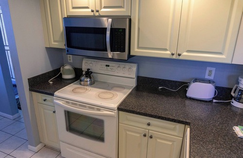 Trailer Estates Apartamento | Your Home Away From Home! Kitchenette, 2 Outdoor Pool and Hot Tub, Free Parking