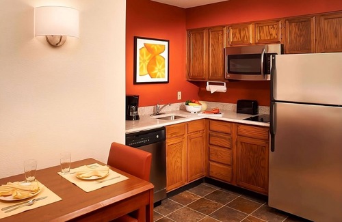 Waukegan Apartamento | Your Home Away From Home! Outdoor Pool, Pets Allowed, Near Lindholm Park!
