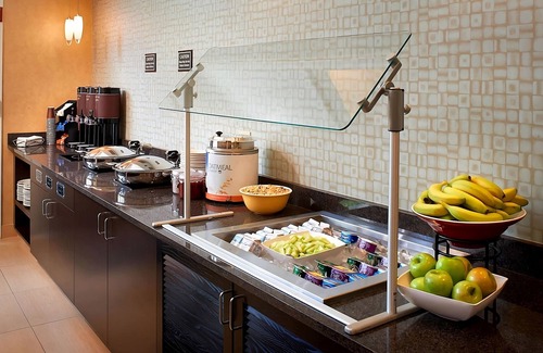 Waukegan Apartamento | Your Home Away From Home! Outdoor Pool, Pets Allowed, Near Lindholm Park!