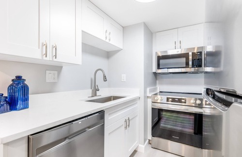 Captiva Apartamento | Your Home Away From Home! Restaurant, Free Parking, Kids Pool w/ Water Slides