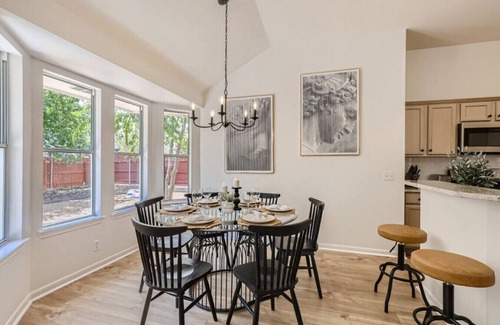 Leander Casa | Your home away from home!