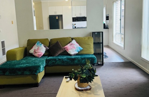 Werribee Casa | Your Ideal 4-Bedroom Getaway – Space, Style & Convenience