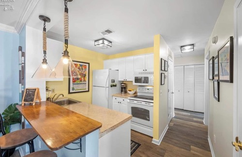 Port Clinton Condominio | Your Lake Erie Islands' Getaway Condo for 6 with a Clubhouse and Pool!