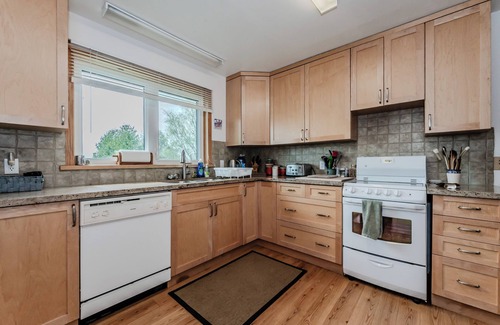 South Bruce Peninsula Cabaña | Lakeside Cottage Retreat in Exclusive Howdenvale