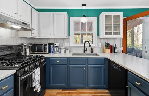 Durham Casa | Your Modern Family Retreat, sleeps 10!