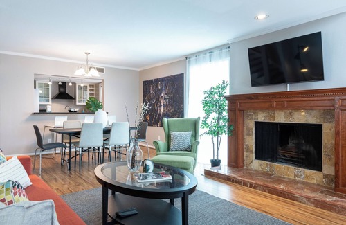 Neartown Casa | Your Montrose Collective! Sleeps 32/16BR/12BA/10PA ★★★★★