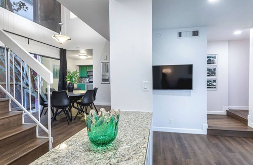 Neartown Casa | Your Montrose Collective! Sleeps 30/15BR/11BA/9PA ★★★★★
