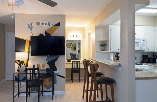 Neartown Apartamento | Your Montrose Marshal! Sleeps 18, 9BR, 9BA, 9PA