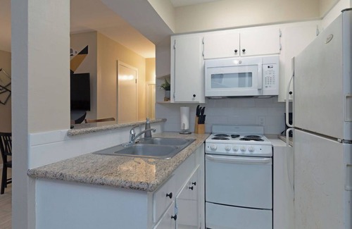 Neartown Apartamento | Your Montrose Marshal! Sleeps 18, 9BR, 9BA, 9PA