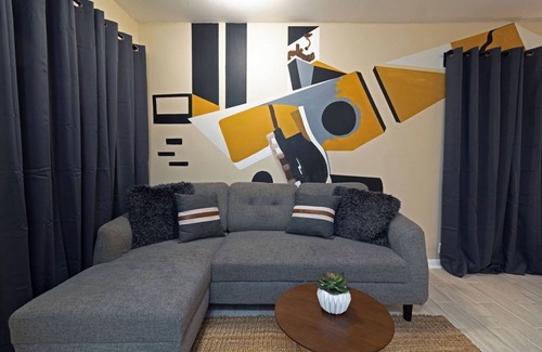 Neartown Apartamento | Your Montrose Marshal! Sleeps 18, 9BR, 9BA, 9PA