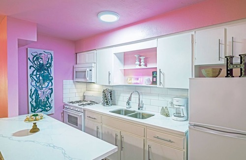 Hyde Park Apartamento | Your Montrose Studios! Sleeps 28/14BR/14BA/7PA