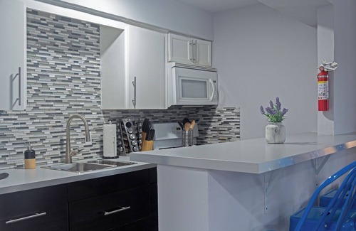 Hyde Park Apartamento | Your Montrose Studios! Sleeps 32/16BR/16BA/16PA