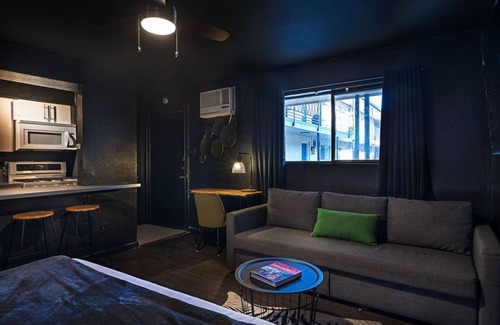Hyde Park Apartamento | Your Montrose Studios! Sleeps 32/16BR/16BA/16PA