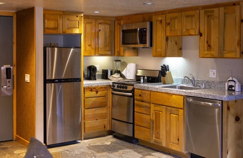 Olympic Valley Apartamento | Your Mountain Hideaway! Free Parking, Outdoor Spa Tub, Full Kitchen!