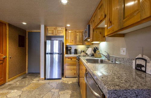 Olympic Valley Apartamento | Your Mountain Hideaway! Free Parking, Outdoor Spa Tub, Full Kitchen!