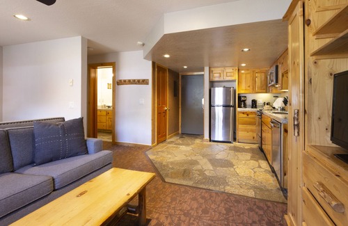 Olympic Valley Apartamento | Your Mountain Hideaway! Free Parking, Outdoor Spa Tub, Full Kitchen!
