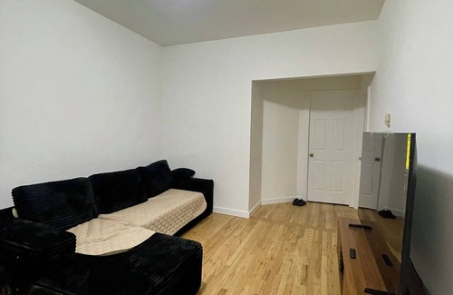 Queens Apartamento | Your new NYC home: Peaceful room for rent in the heart of Astoria.