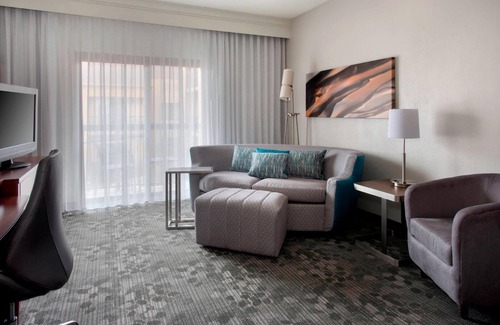Middletown Hotel | Your Newport Escape Awaits! Pet-friendly Suite w/ Balcony! Close to Downtown!