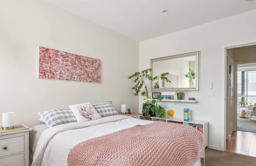 Northcote Apartamento | Your Northcote gem: 2BR, 2BA, modern. Ideal for couples, families & friends.