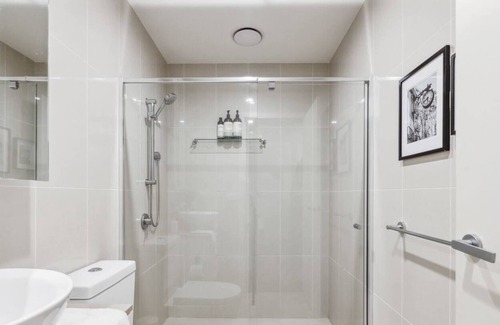 Northcote Apartamento | Your Northcote gem: 2BR, 2BA, modern. Ideal for couples, families & friends.