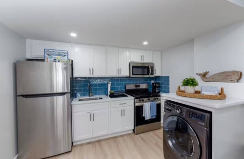 North Wildwood Apartamento | Your Oasis awaits! Steps to the Beach and pool. Close to everything in NWW