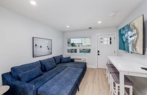 North Wildwood Apartamento | Your Oasis awaits! Steps to the Beach and pool. Close to everything in NWW