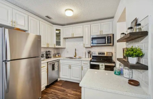 Avondale Casa | YOUR OWN HOTTUB, close to Jags 🏟, spectacular yard, immaculate, pets ok