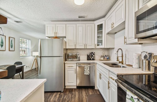 Avondale Casa | YOUR OWN HOTTUB, close to Jags 🏟, spectacular yard, immaculate, pets ok