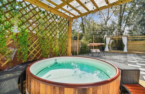 Avondale Casa | YOUR OWN HOTTUB, close to Jags 🏟, spectacular yard, immaculate, pets ok