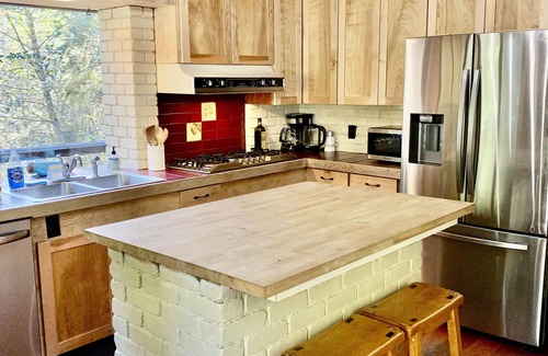 Trinidad Casa | 🌲🩴 Your own lodge in town yet private & spacious with game room & hot tub - Trail to Beach