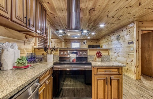 Sevierville Cabina | 🌈Your Own Mini-GOLF☀️Private HOT TUB✔️No steep Rds✔️Pets