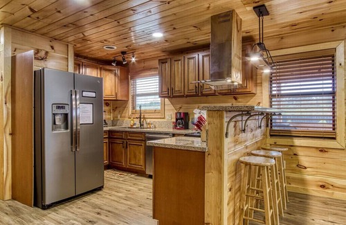 Sevierville Cabina | 🌈Your Own Mini-GOLF☀️Private HOT TUB✔️No steep Rds✔️Pets