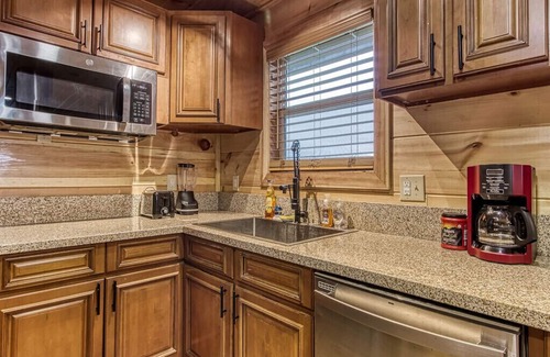 Sevierville Cabina | 🌈Your Own Mini-GOLF☀️Private HOT TUB✔️No steep Rds✔️Pets