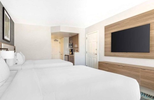 Las Vegas Complejo | Your Peaceful Vegas Oasis, Paradise- Hilton Studio Steps from Strip- Huge Pool